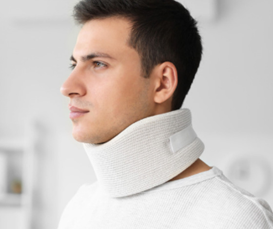 市販の首のカラー(サポーター)を使用する